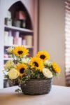 Kompozycja kwiatowa w koszu ze słoneczników