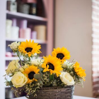 Kompozycja kwiatowa w koszu ze słoneczników