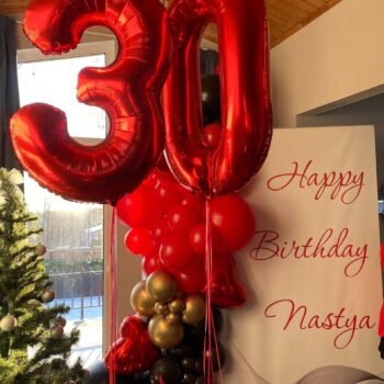 Ścianka balonowa z cyframi i banerem