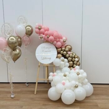 Dekoracja balonowa z girlandą organiczną na sztaludze i balonami z helem
