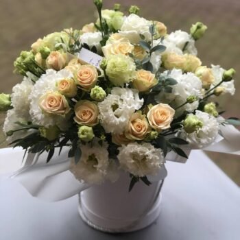 Flower box z różami i eustomą -pastelowy bukiet w pudełku